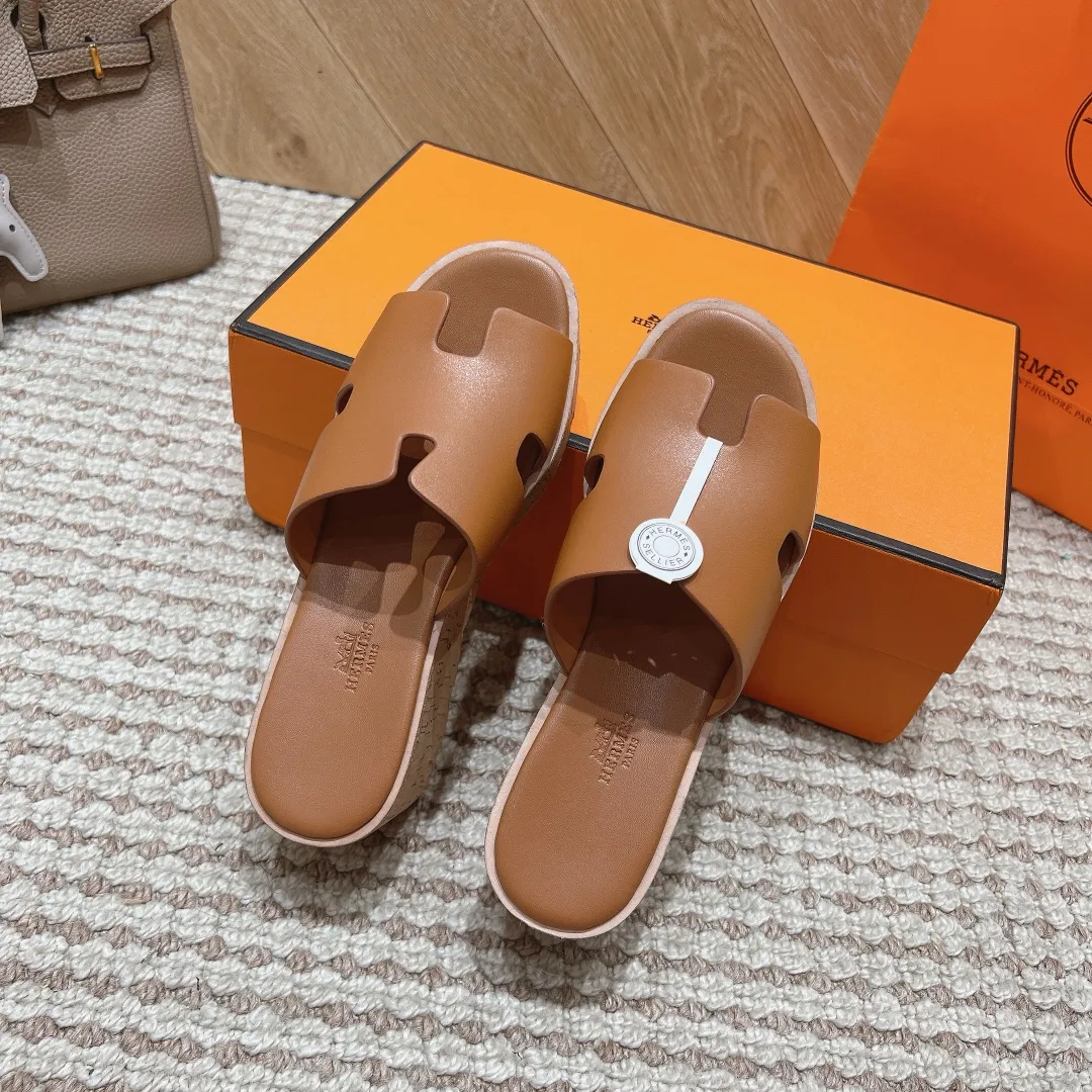 👟👟Ex-factory price 540👟👟 High version of the 2024 spring and summer new HERMES Hermès counter new style. The wedge-heeled Erjiu sandals and slippers, which have been extremely popular recently, are paired with various colorful socks. They are very trendy. Upper: cowhide. Outsole: technological imitation wood sole. Heel height: about 7cm. Size: Female 35-41 (40/41 non-refundable and non-exchangeable)